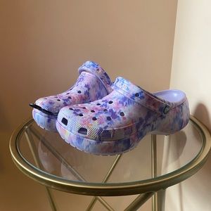 Crocs tie dye platform clogs